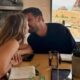 Gerard Piqué e Clara Chía se mostram apaixonados em viagem romântica