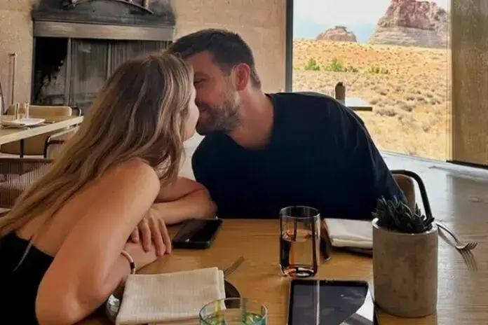 Gerard Piqué e Clara Chía se mostram apaixonados em viagem romântica