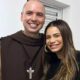 Lexa se despede da filha e doa roupas personalizadas da pequena Sofia