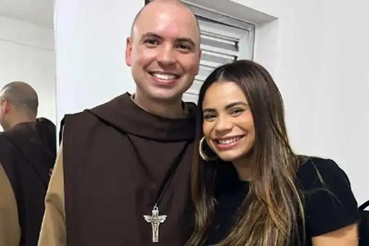 Lexa se despede da filha e doa roupas personalizadas da pequena Sofia