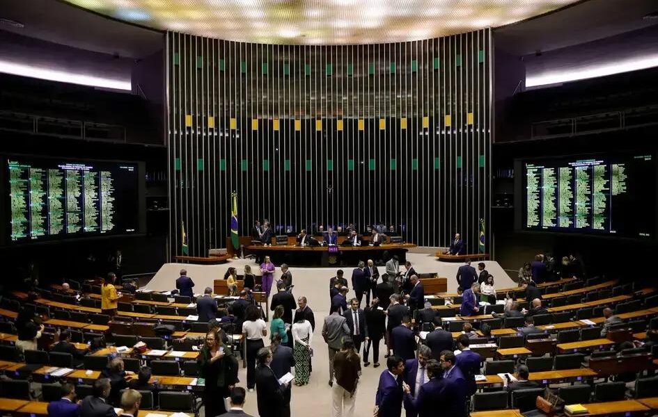 Câmara aprova R$ 10,5 bilhões em emendas ao Orçamento sem transparência