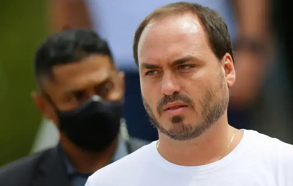 Carlos Bolsonaro critica governadores da direita: um recado urgente