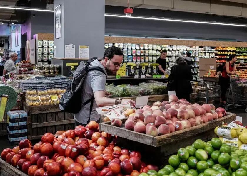 Confiança do consumidor dos EUA cai com aumento nas expectativas de inflação