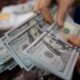 Dólar recua com encontro entre Trump e Putin e dados econômicos do dia