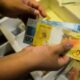 Intenção de consumo recua entre famílias de alta e baixa renda em agosto