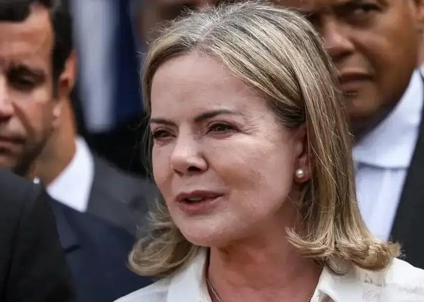 Juíza nega indenização a Gleisi Hoffman e Lindbergh Farias por postagem polêmica