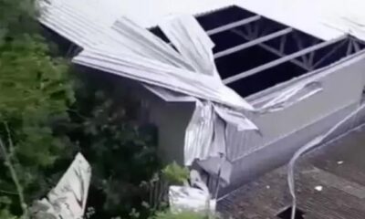 Avião de pequeno porte cai em oficina em Guarapari e provoca destruição