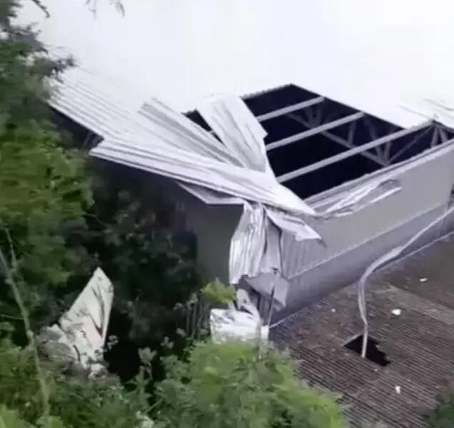 Avião de pequeno porte cai em oficina em Guarapari e provoca destruição