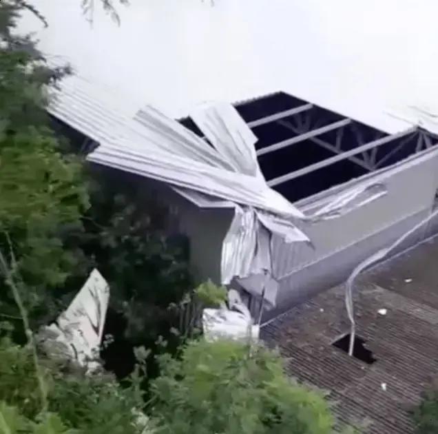 Avião de pequeno porte cai em oficina em Guarapari e provoca destruição