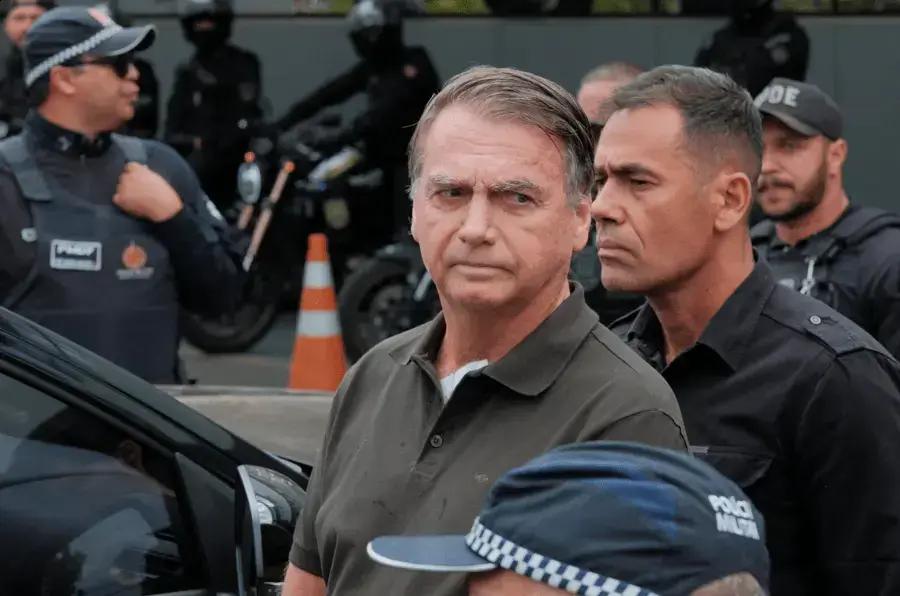 Bolsonaro sofre queda na prisão e é atendido após crise de saúde