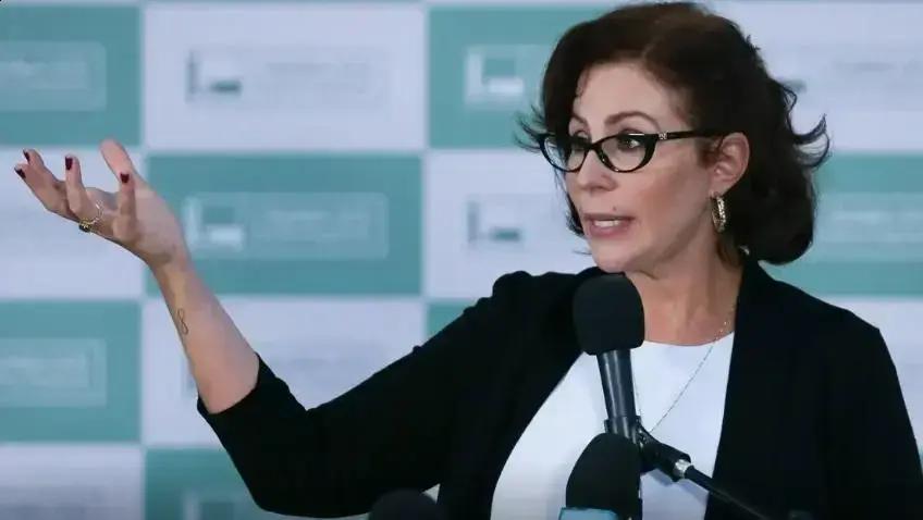 Defesa de Carla Zambelli pede troca de juízes na Itália