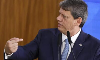 Eduardo Bolsonaro elogia visita de Tarcísio a Jair no presídio