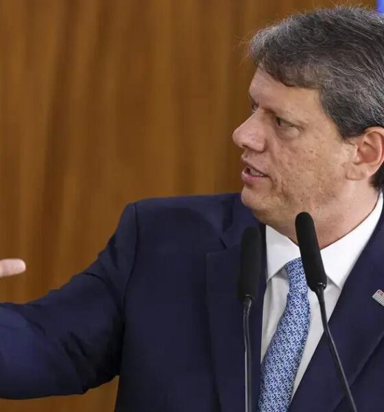 Eduardo Bolsonaro elogia visita de Tarcísio a Jair no presídio