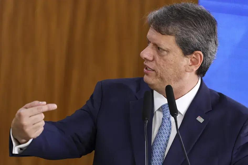 Eduardo Bolsonaro elogia visita de Tarcísio a Jair no presídio