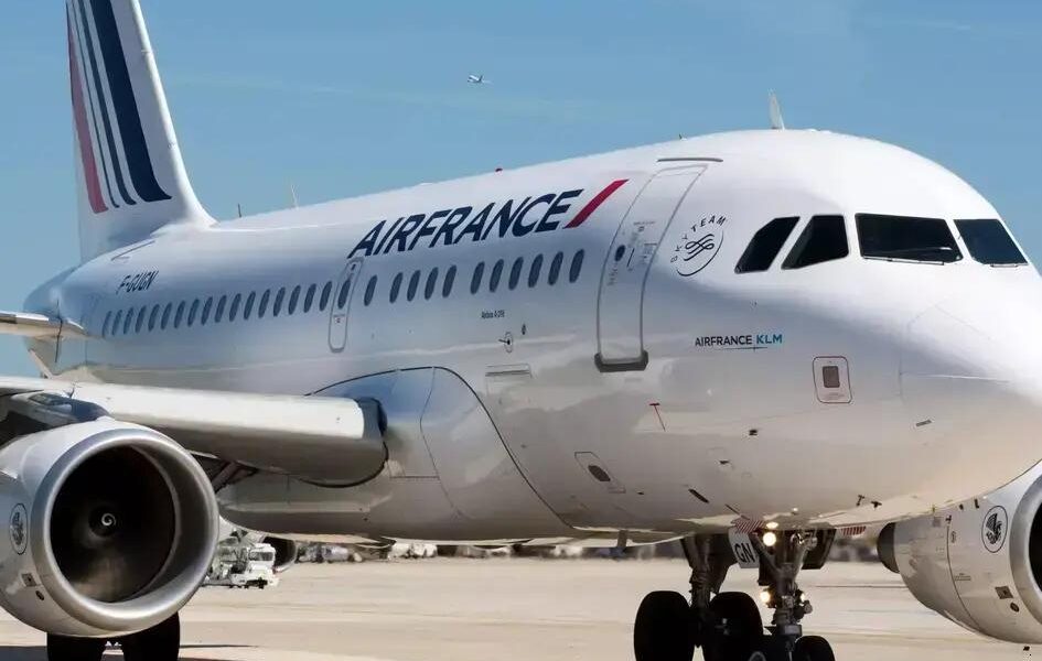 Família brasileira denuncia Air France após revolta em voo de Paris para Salvador