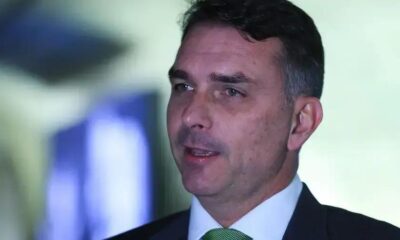 Flávio Bolsonaro ataca antissemitismo em conferência internacional em Israel