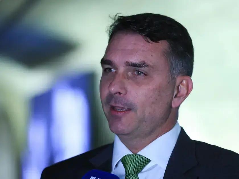 Flávio Bolsonaro ataca antissemitismo em conferência internacional em Israel