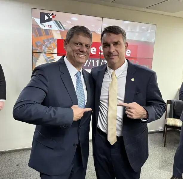 Flávio Bolsonaro pede lealdade de governador em sua pré-campanha presidencial