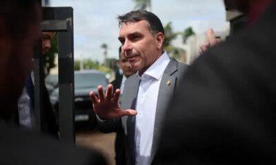 Justiça pede à PF investigar Flávio Bolsonaro por crimes contra Lula