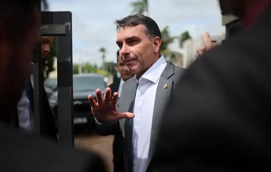 Justiça pede à PF investigar Flávio Bolsonaro por crimes contra Lula