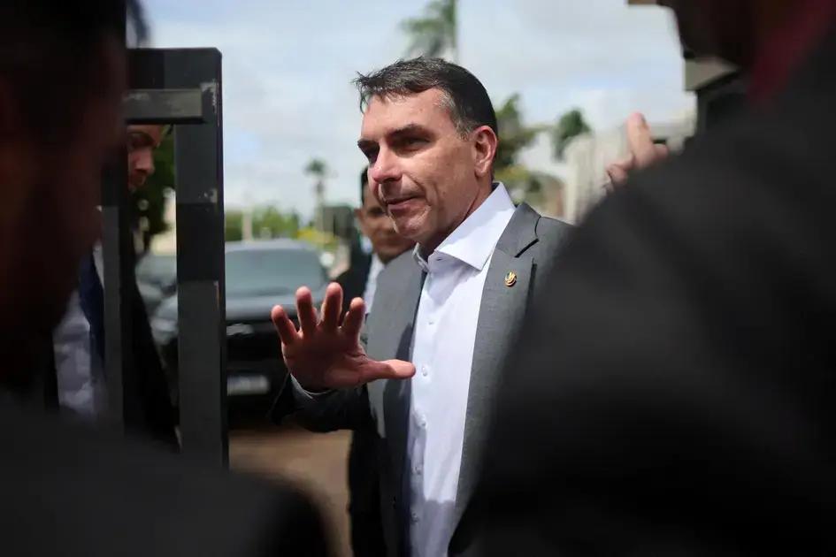 Justiça pede à PF investigar Flávio Bolsonaro por crimes contra Lula