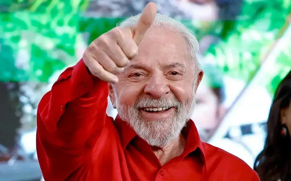Lula anuncia menor desemprego histórico e aumento da renda da população