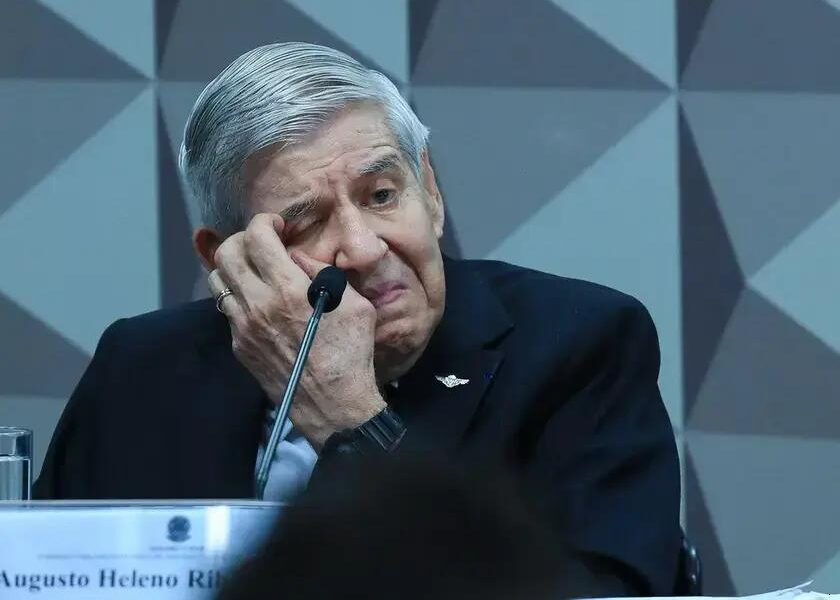 Moraes autoriza notificação de Augusto Heleno sobre apuração ética