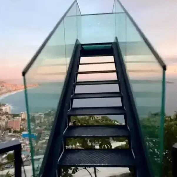 Prefeitura do Rio remove escada com vista do Leblon por questões de segurança
