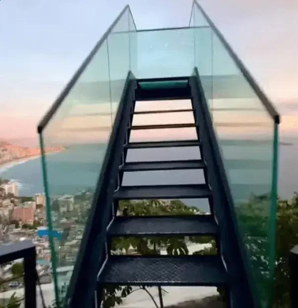 Prefeitura do Rio remove escada com vista do Leblon por questões de segurança