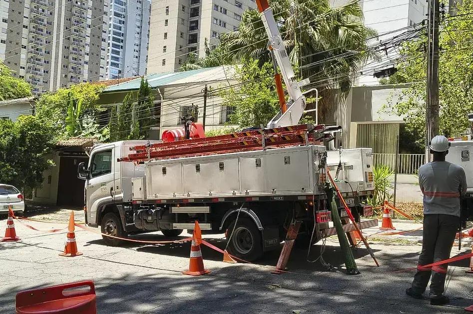 São Paulo registra falta de energia para mais de 120 mil imóveis em dia de chuva