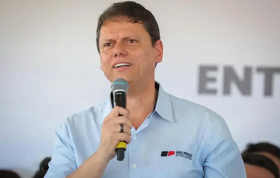 Tarcísio de Freitas comemora captura de Maduro e critica conivência política