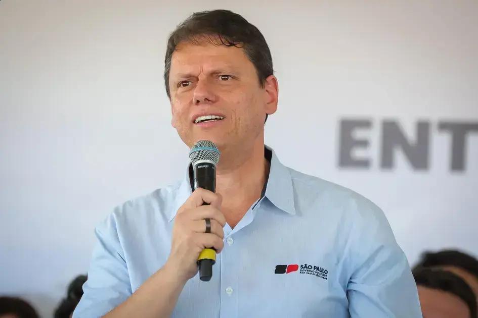 Tarcísio de Freitas comemora captura de Maduro e critica conivência política