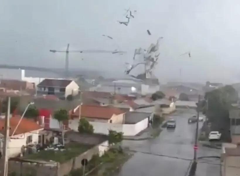 Tornado assusta e causa estragos em São José dos Pinhais, Paraná