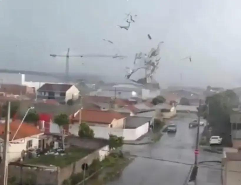 Tornado assusta e causa estragos em São José dos Pinhais, Paraná