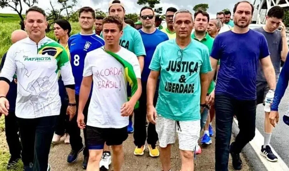 Trompetista provoca manifestantes em marcha em Brasília