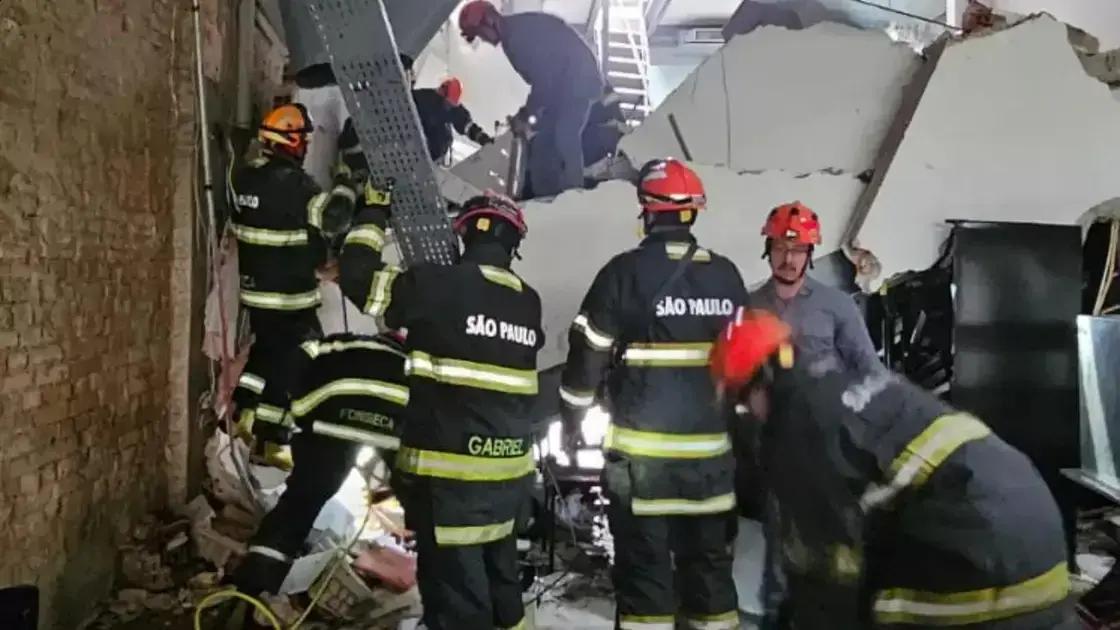 Bombeiros realizam busca por mãe e filha soterradas no Maracanã
