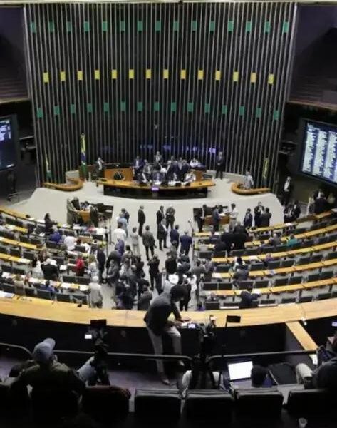 Câmara dos Deputados analisa projeto para liberar spray de pimenta a mulheres