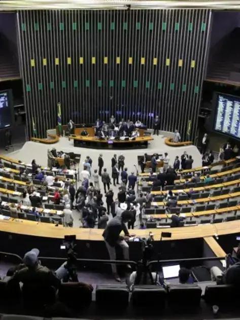 Câmara dos Deputados analisa projeto para liberar spray de pimenta a mulheres