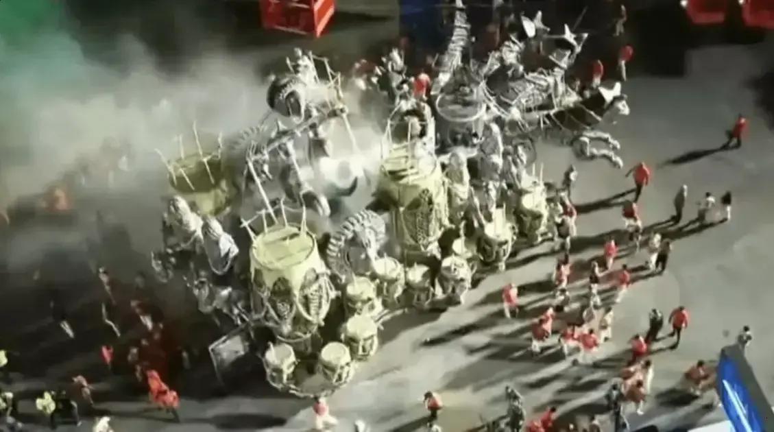 Carro alegórico da União de Maricá pega fogo no Carnaval 2026