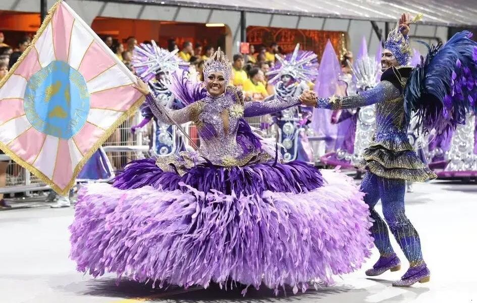 Desfiles de carnaval em São Paulo celebram a diversidade cultural e social