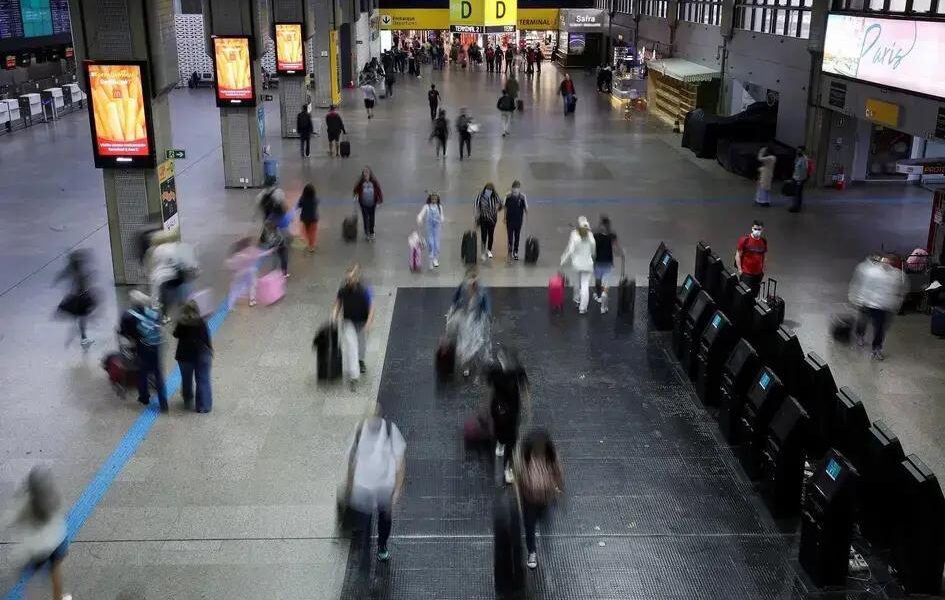 Drones paralisam aeroporto de Guarulhos durante duas horas neste domingo