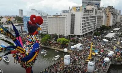 Lula participa do desfile de carnaval ao lado de lideranças em Recife