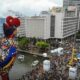 Lula participa do desfile de carnaval ao lado de lideranças em Recife
