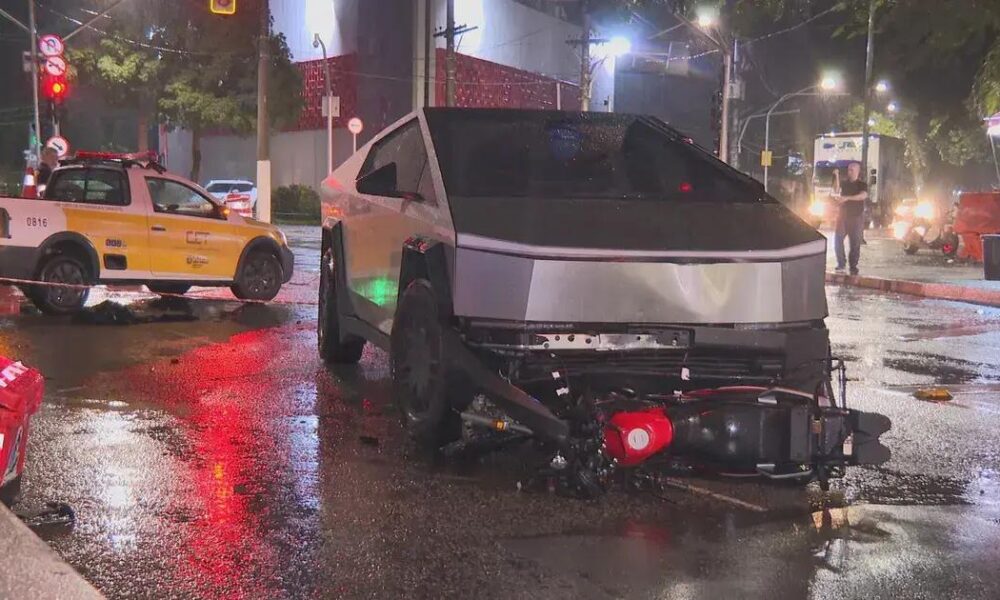 Motociclista morre em colisão com carro Tesla na zona sul de SP