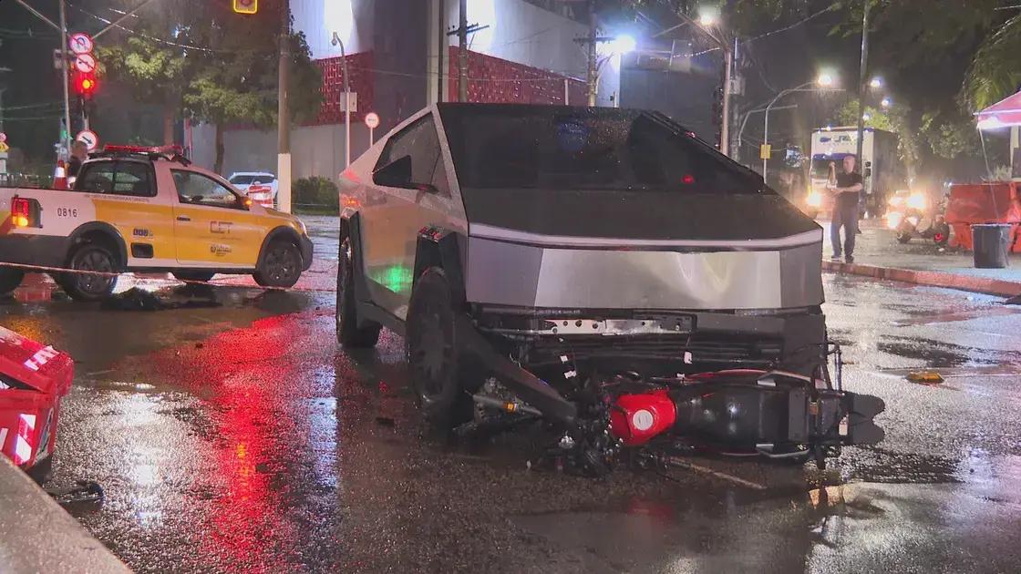 Motociclista morre em colisão com carro Tesla na zona sul de SP
