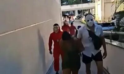 Policiais fantasiados prendem suspeitos de furto em bloco de carnaval