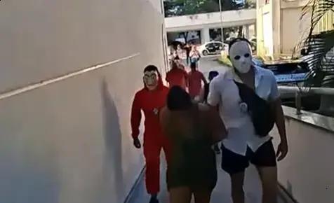 Policiais fantasiados prendem suspeitos de furto em bloco de carnaval