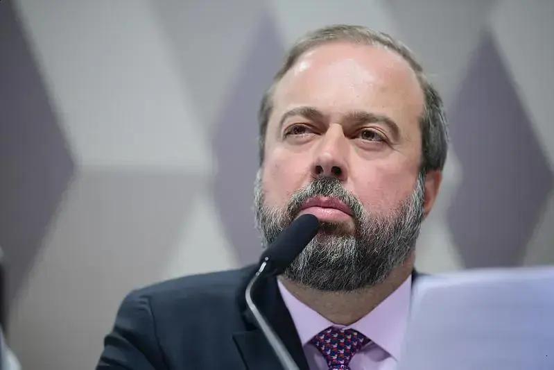 Silveira anuncia correção de preços-teto para leilão de energia em março