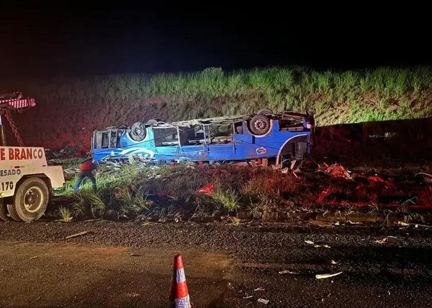 Tragédia na BR-153: ônibus tomba e deixa 6 mortos em SP